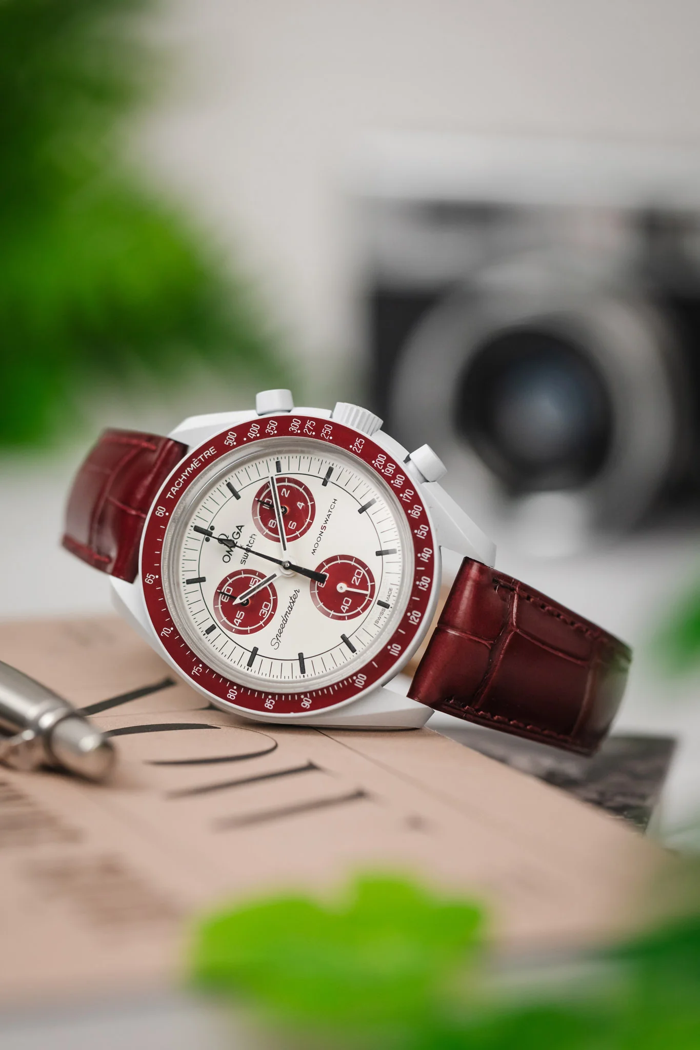 Hirsch LONDON Matt Alligator Leather Watch Strap in BURGUNDY - Image 4