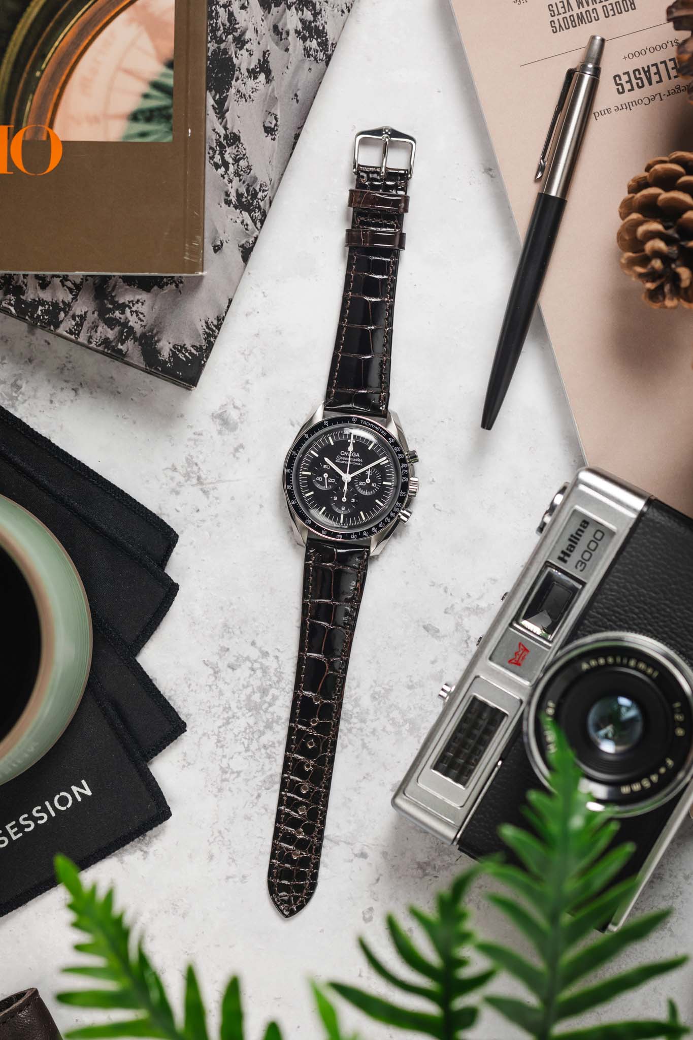 Hirsch LONDON Shiny Alligator Leather Watch Strap in BROWN - Image 11